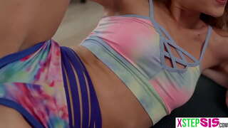 Tiny Schrëtt Schwëster an Hirem enken Frënd hat stepbro kréien e unerwarteter boner fir Iech