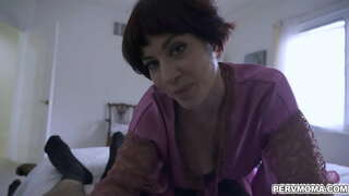 Horny mommy Jessica Ryan yn cymryd yn ei llysfab i sugno ei ifanc dick