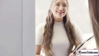 Načrtovalka porok zapelje nekaj in masturbirajo svoje cunts in prepriča em, da so 3some.Ona liže na blondinke pičke, kot ji je busty gf facesits ji