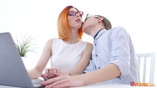 18videoz - Rhefrol rhyw yn agor gorwelion newydd ar gyfer y awyddus teeny