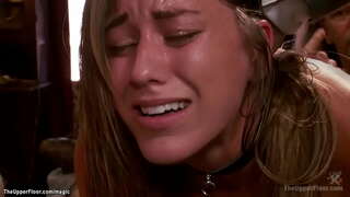 ���ชื่อมโยผมสีน้ำตาลเป็นทาสในชุดขั้นในเกลือนกลาด Rilynn Rae squating บ vibrator มติดไม้และ vibrating สองคนผู้หญิงแพศยานั้นกับเคซี่ย์ Calvert anal แย่ที่ bdsm งานปาร์ตี้อยู่ที่ชั้นบน