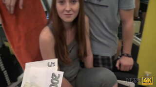 HUNT4K. Cuckold le haghaidh airgead tirim ceadanna hunter a fuck a GF sa folamh seomra aclaíochta