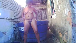 Wäschen iwwer mengem pool an der nackt