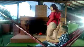 أنا اللعنة إلى خدمة نزل لأن صديقتي يترك لي في انتظار أن نرى أن culiada في الموقد في amaca مع lustylatinasex