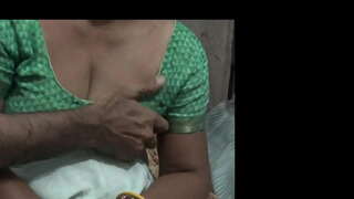 ƭ�骤妈妈和她的角质的儿子分享张单人床