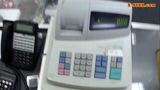 Blonde babe verkeeft Hir Poschen a virgeschloen