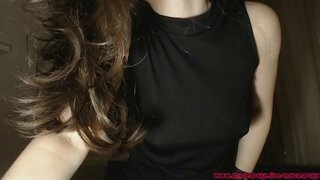 молоко стекает сквозь мое платье