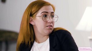 Թեժ շեկ եւ նրա busty партнерша հանցագործությանը ծրագրում է իր հաջորդ մեծ նպատակը.Հանկարծ ժամանում նրա պահակ եւ հետաքննում է գործը, իր քաղաքացիական պարտքը.Նրանց պահում են մի քանի, եւ ապացուցում են այդ սպային:Իրենք սկսում է համբուրվել, եւ լիզում են միմյանց փիսիկ.