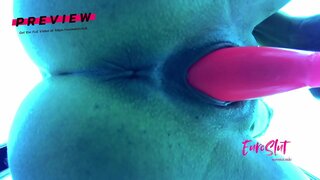 Бесрамно Курва Lactating и Мастурбира во Фитнес Центар