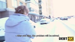 DEBT4K. Calibri Angel bartender kann net Sue gewannen, mee Se benotzen kënnen, Hir sexuelle Reize