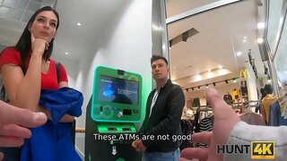 HUNT4K. Mann-Aueren, wéi seng Schéinheet snap durchdrungen vu frieme