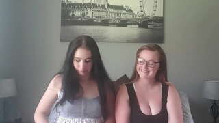 Maliit kumpara sa mga malalaking mga suso paninigarilyo sigarilyo