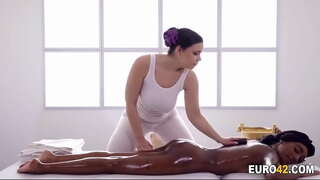 Би хайр минь лесбиян masseur-ийн асар их boobs